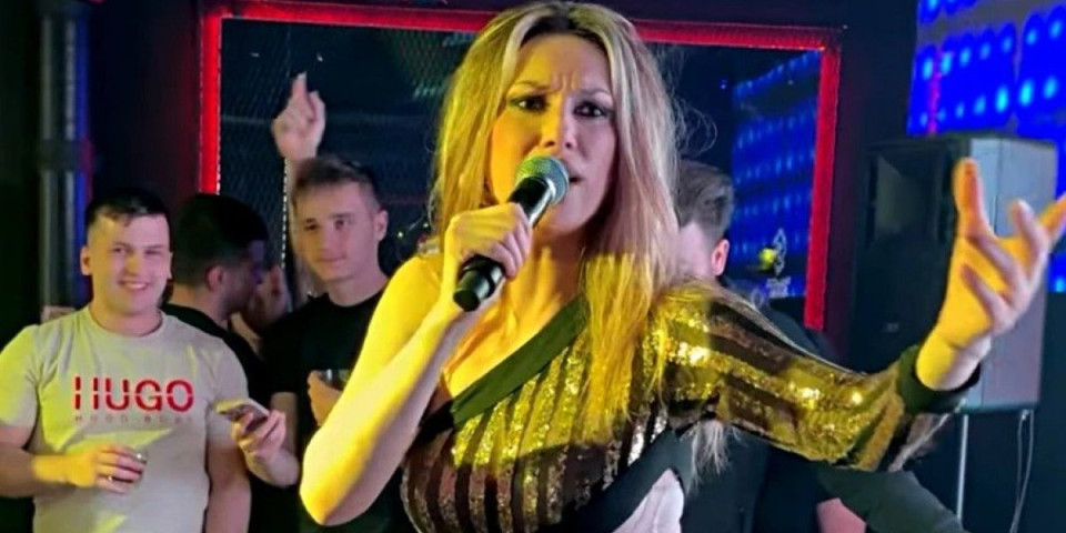 Rada Manojlović pokazala gaćice: Pevačici sve sevnulo u providnoj haljini (FOTO)