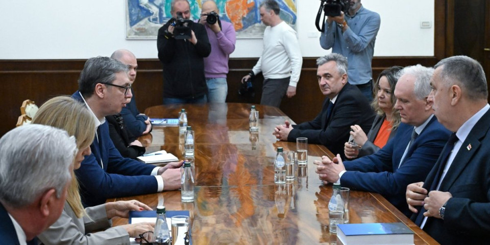 Vučić se obraća u 13 časova: Nastavlja konsultacije sa strankama