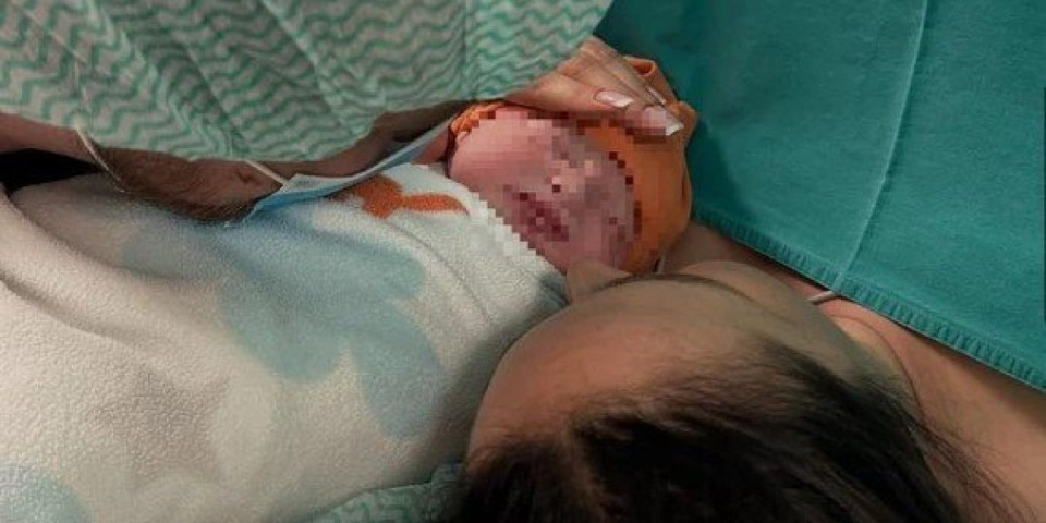 Pevačica se porodila u 41. godini: Objavila slike iz porođajne sale i otkrila ime bebe