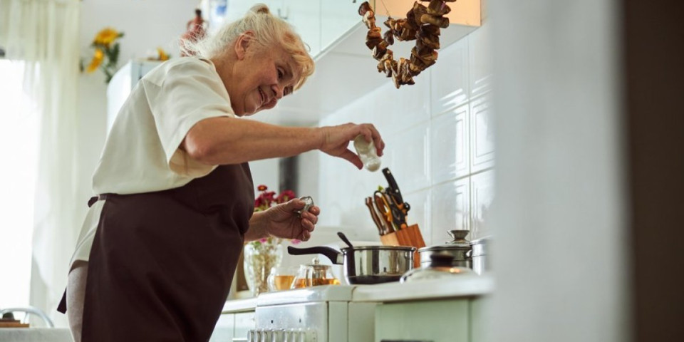 Savršena zaprška kafanskih kuvara: Trik koji daje tamnu boju i šmek koji jela čini duplo ukusnijim