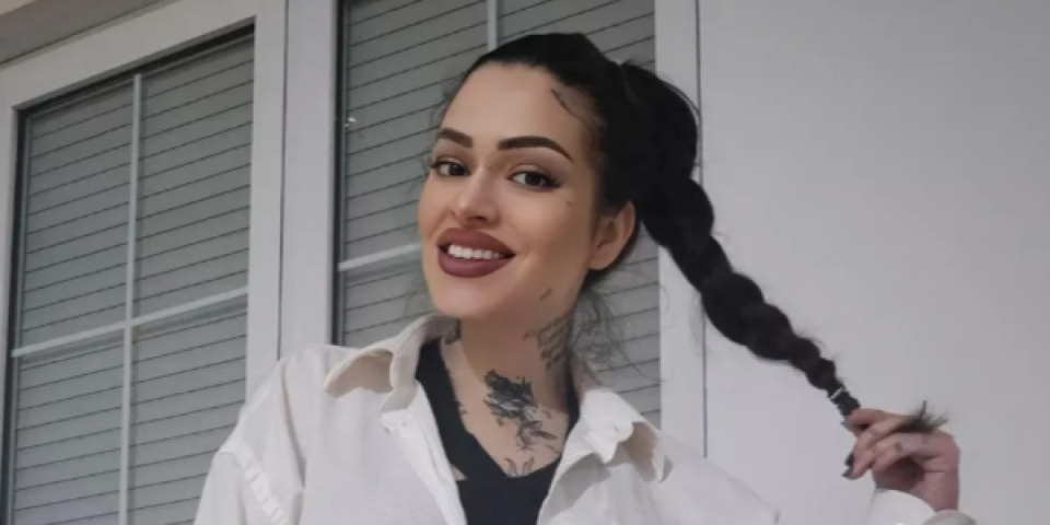 Pevačica objavila kućni video: Gologuza skače u minijaturnim tangama