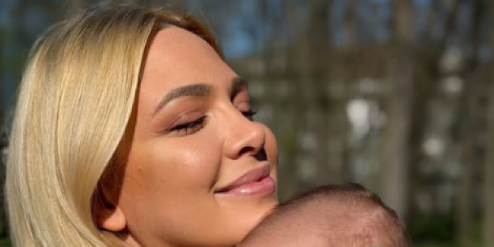 Prve fotografije Milice Todorović i malog Bogdana: Snažno ga grli (FOTO)