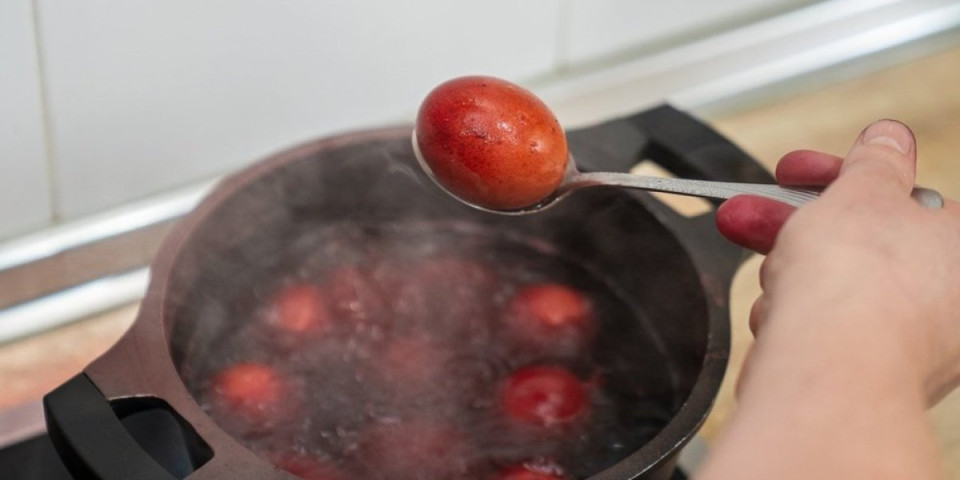 Farbanje jaja, a da ne obojite prste: Trik koji rešava nered i boju koja se teško spira