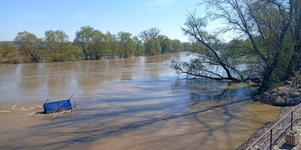Sekunde su ga delile od smrti: Jagodinski vatrogasci izbavili čoveka iz Velike Morave