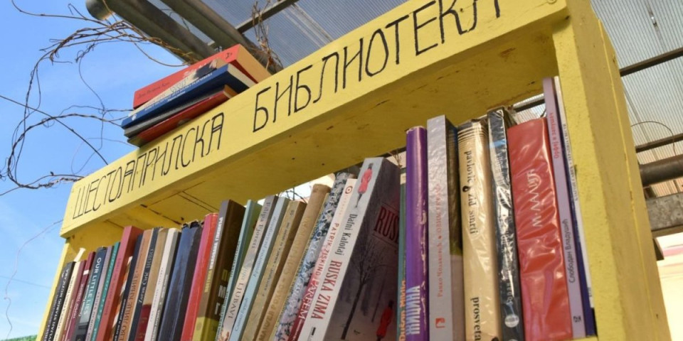 Zbog 1941. ovo radi već 13 godina: Novosađanin na ulici deli neprocenjivo blago (FOTO)