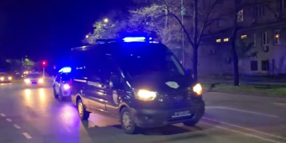 Maricom je prebačen u stanicu! Ovako je priveden muškarac koji je pucao na policiju (VIDEO)