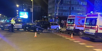 Užasna saobraćajna nesreća u Novom Sadu: Sudarila se dva automobila, oborili semafor koji je teško povredio pešaka (FOTO)