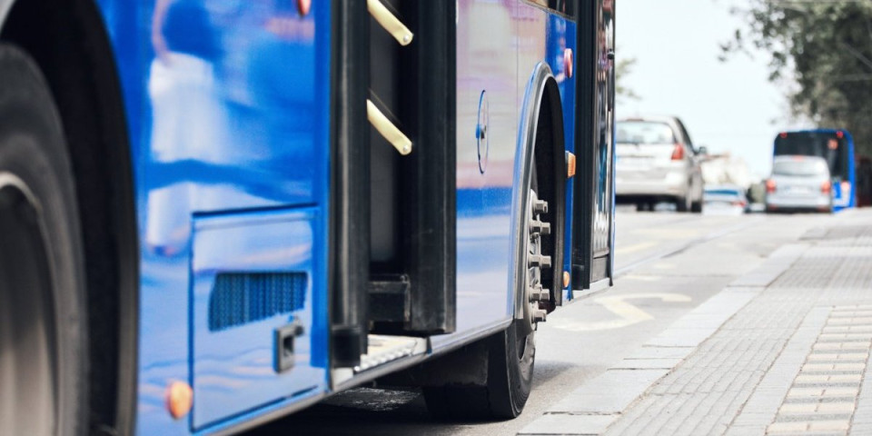 Vozač autobusa u Beogradu naglo zakočio i nastao haos: Više lica povređeno, među njima i deca