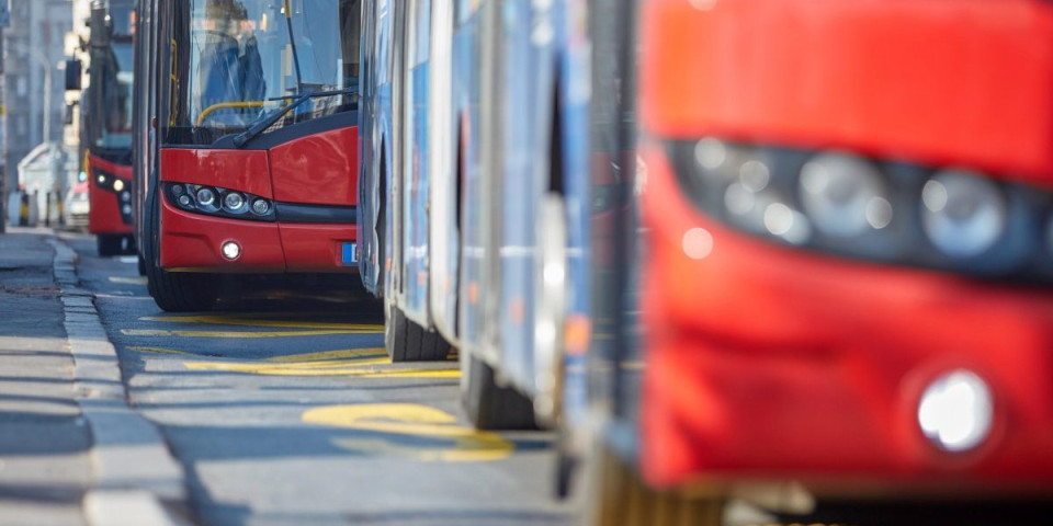 Strašna tuča u 37-ici: Onesvestio ga od batina u autobusu