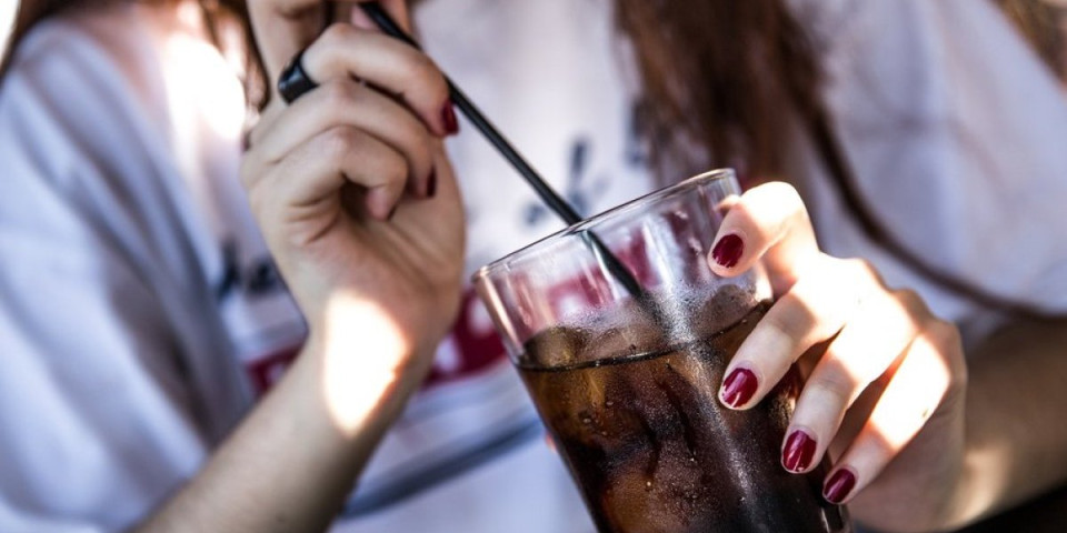 Amerikanci tek sada otkrili piće koje Srbi piju već decenijama: Svi vrište od smeha na snimak (VIDEO)