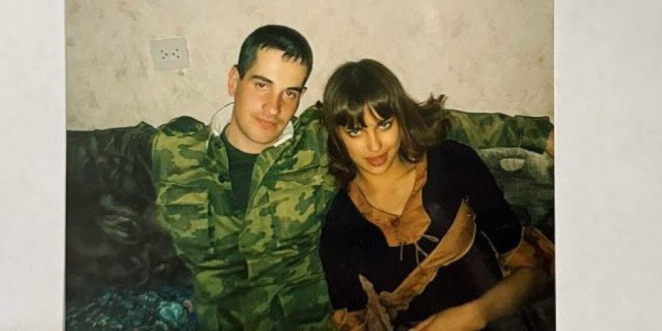 Gola u kadi, vojnik u kući, tapete: Najlepša žena sveta objavila slike odrastanja u Rusiji (GALERIJA)