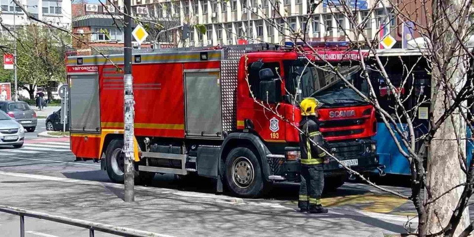 Šok na Banjici: Zapalila se mašina za veš - vatrogasci hitno reagovali