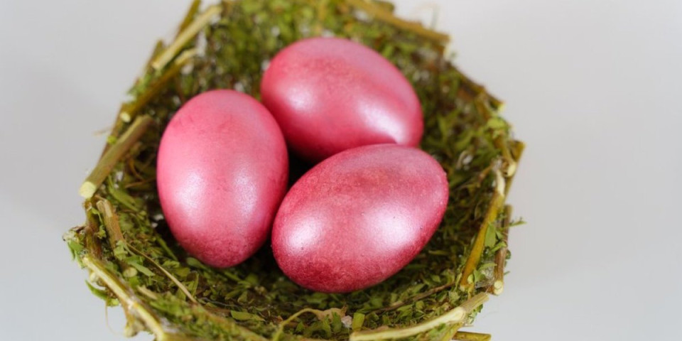 Pink vaskršnja jaja: Intezivna roze nijansa bez kupovne boje - samo potopite