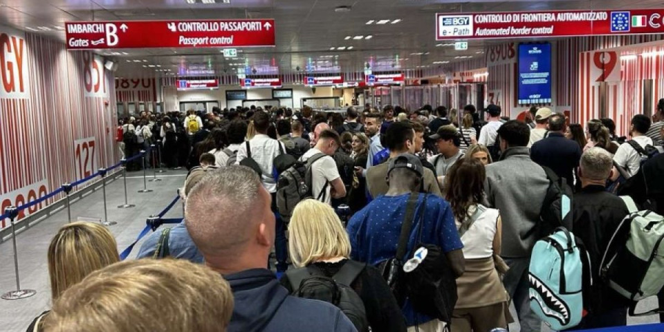Ljudi padaju u nesvest zbog čekanja: Haos na aerodromima - Evo gde je zapelo