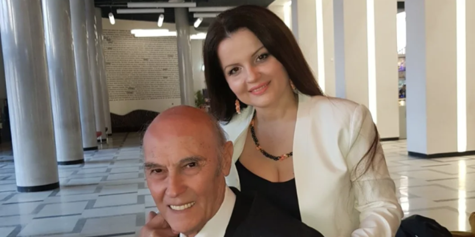 "Mi smo već 15 godina u braku": Pevač uživa sa 41 godinu mlađom, a evo kako je ljubav počela