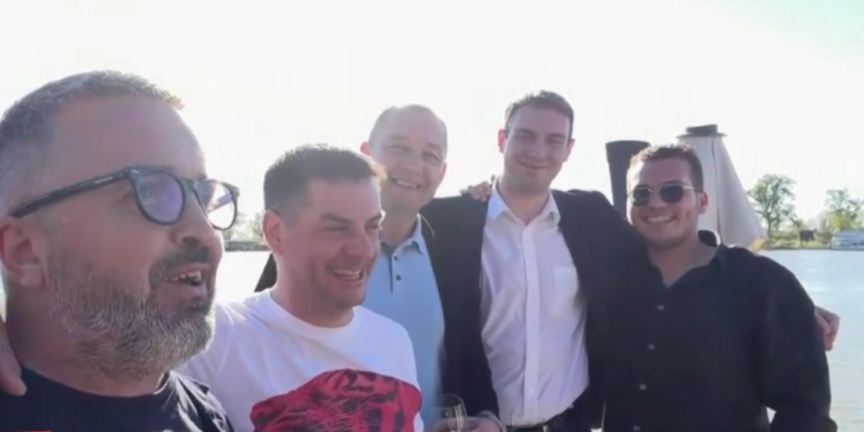 Neformalno, a u srce! Vučićević zapevao na splavu, pa poručio: Žuti nas nikad neće pobediti (VIDEO)