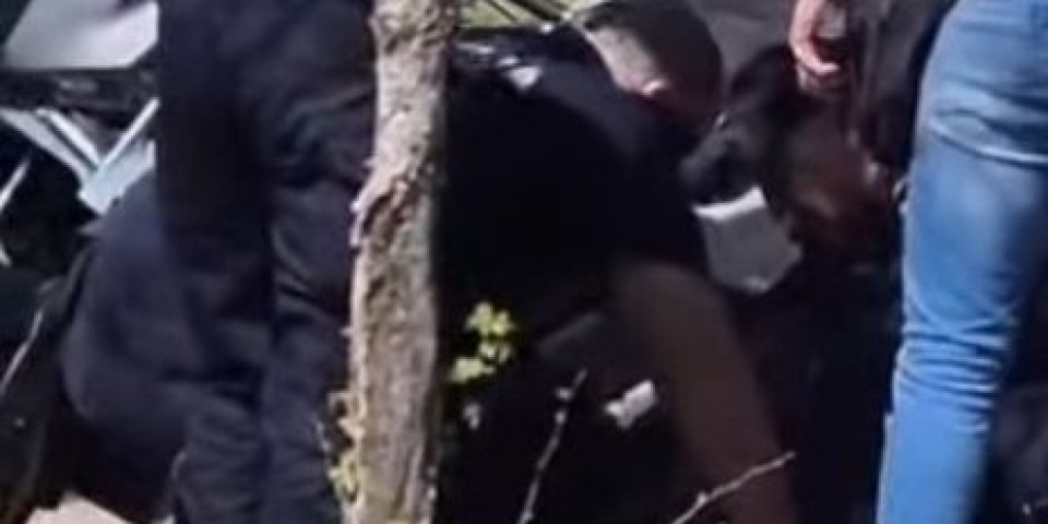 Pogledajte snimak hapšenja maloletnog krvnika iz Obrenovca: Divljački izbo dedu i ubio njegovu partnerku (VIDEO)