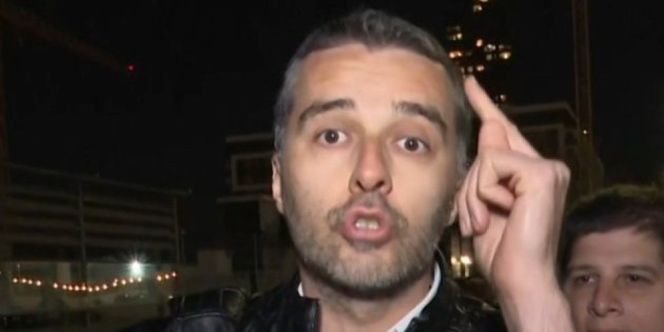 Uhvaćen na delu: Pogledajte šta vozi blokader Savo Manojlović - krši zakone, na Boga ne misli