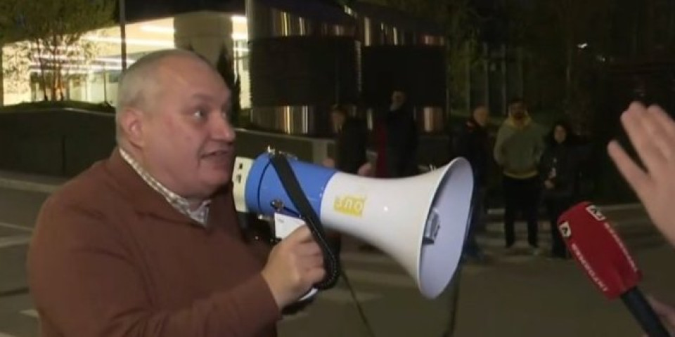Tragikomedija na protestu! Gledaoci traže titl za Milivojevića, ali ni mi ne razumemo šta priča! (VIDEO)