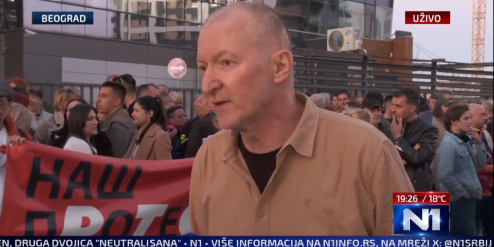 "Šolak je prodao nas i našu pobunu": Odzvanja kuknjava ispred N1 - uz tajkunske novinare i profesor silovatelj