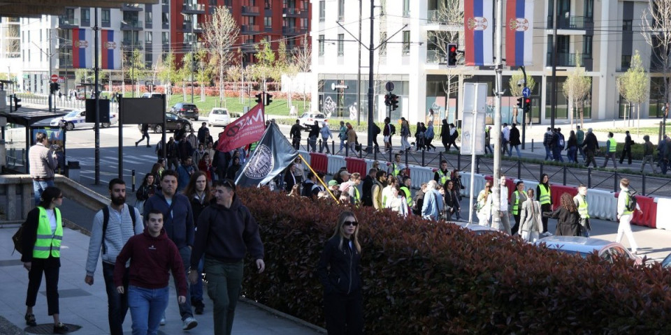 Pukli ko zvečka! Pogledajte koliko se blokadere okupilo ispred Palte pravde - pružaju podršku nasilnicima (FOTO/VIDEO)