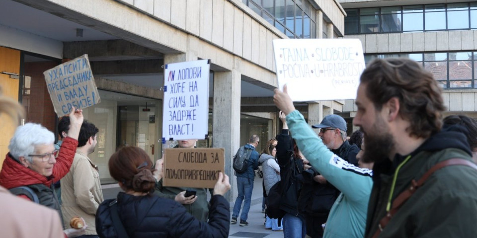 Blokaderka sa tri uloge! Više nemaju koga ni da snimaju, sada vrte iste glumce (VIDEO)