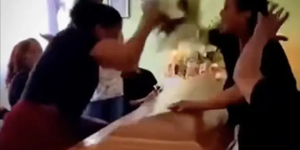 (VIDEO) Makljaža na sahrani! Žene se žestoko potukle preko kovčega: Jeziva istina o pokojniku ih bacila u totalni haos