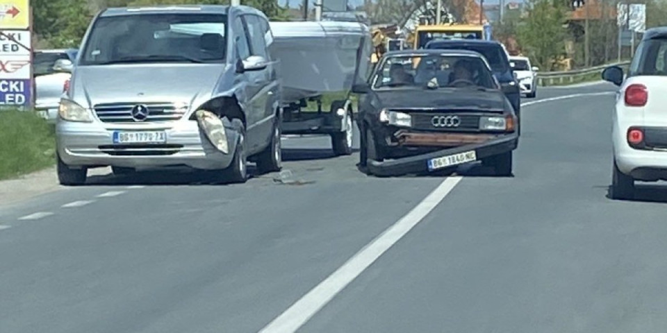 Automobil prešao u suprotnu traku i zakucao se u kamion: Jedna osoba poginula
