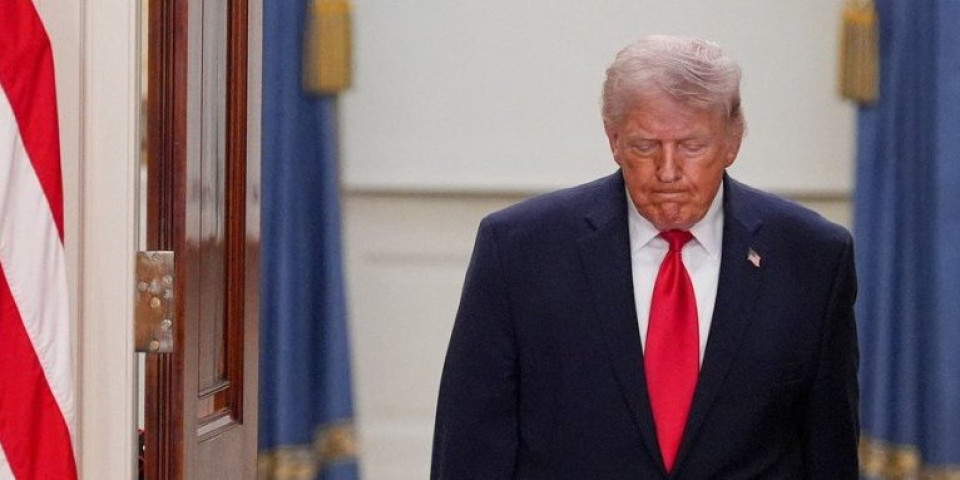 (FOTO) Tramp bukvalno na kolenima! Kleči poražen pred Irancima: Ponizili ga kao nikada do sada