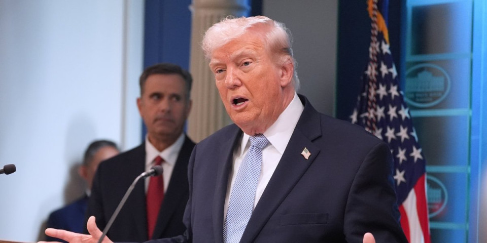 Trampovo ime odzvanja Arenom: Skandiranje američkom predsedniku zasenilo borbe u Beogradu