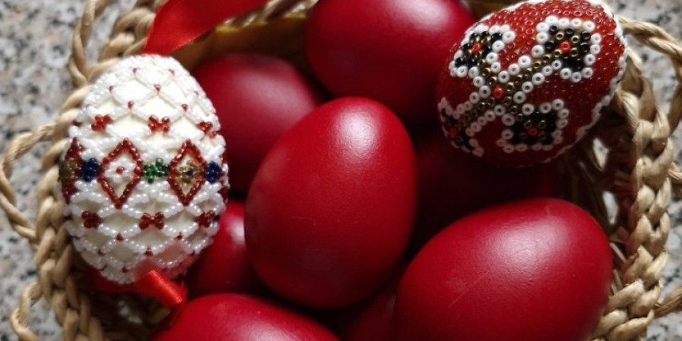 Ovako monasi sa Hilandara farbaju jaja: Tradicija sa 4 boje u koje se farba za 15 minuta