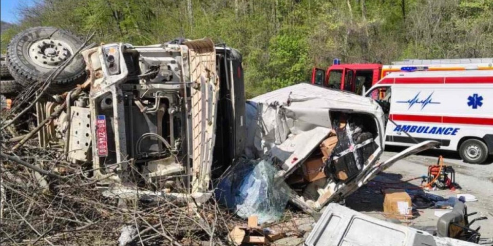 Vozač kombija i dalje zarobljen - vatrogasci seku vozilo: Prve slike sa mesta jezivog udesa na Iriškom vencu (FOTO)