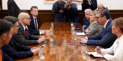 Predsednik Srbije Aleksandar Vučić nastavio je danas konsultacije sa predstavnicima stranaka sastancima sa predstavnicima Srpske napredne stranke i Udruženih sindikata Srbije Sloga.