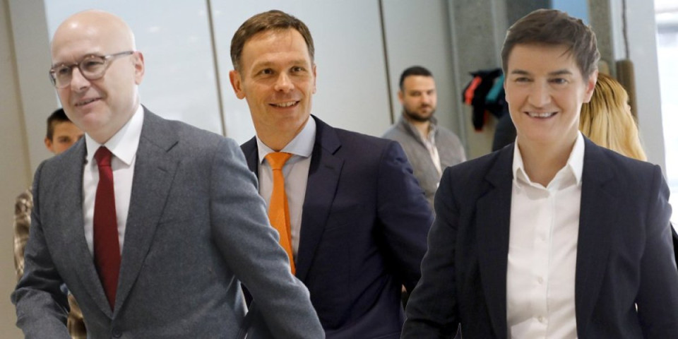 Vrh SNS u Sava centru! Vučević, Brnabić i Mali stigli prvi - sprema se ključna odluka za Srbiju!
