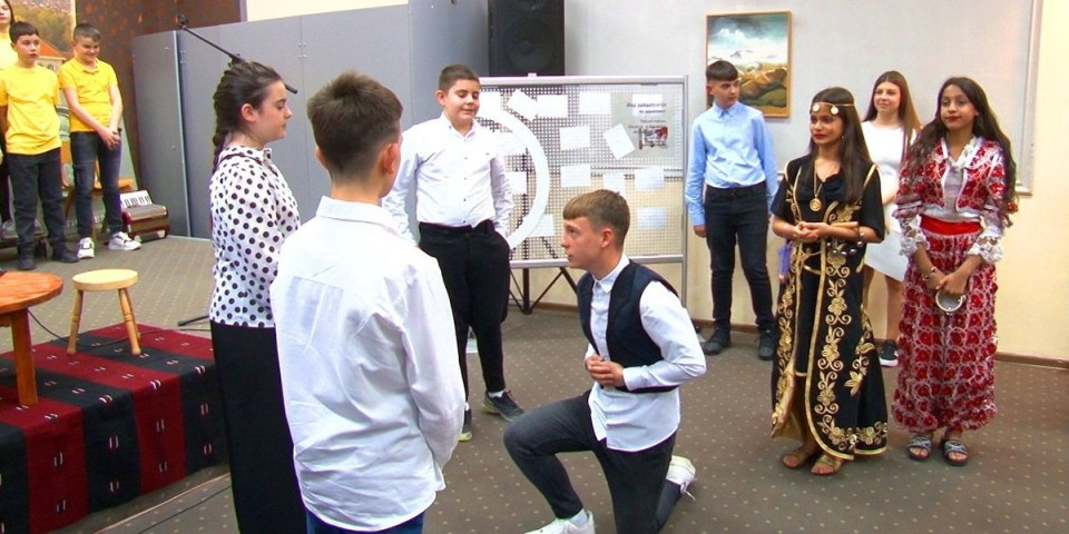 Vek i po od rođenja velikana: Đaci mu se odužuju na pravi način (VIDEO)