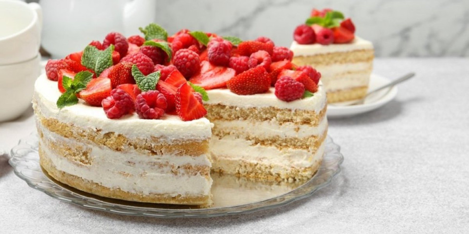 Kremasta torta sa jagodama: Vaskršnja poslastica bez pečenja koja osvaja ukusom