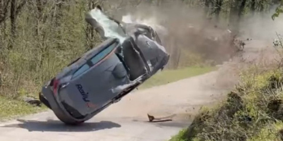 (VIDEO) Sportista za dlaku izbegao smrt! Stravičan udes - Auto smrskan u deliću sekunde