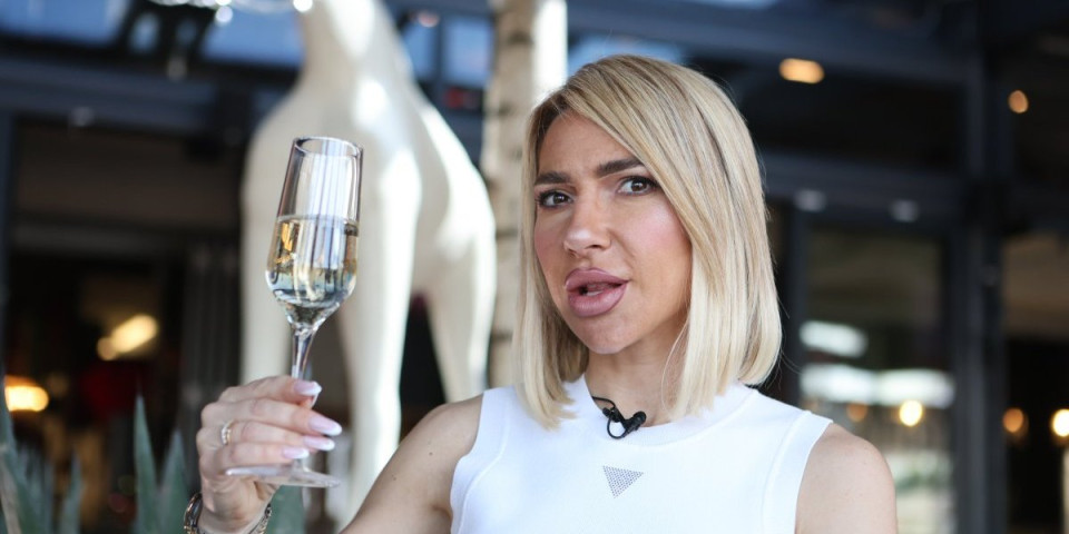 Uramila Tigrovu sliku: Jovana Jeremić okačila verenikovu sliku na zid