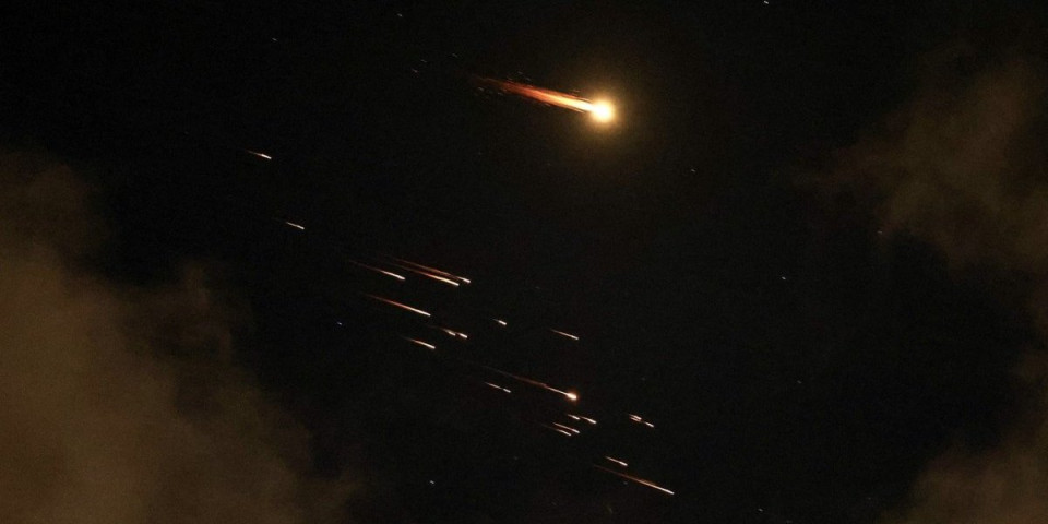 (VIDEO) Počelo je! Svet je upravo zadesio novi pakao: Vojne baze razorene jezivim oružjem - Kakve su ovo rakete upotrebljene?!