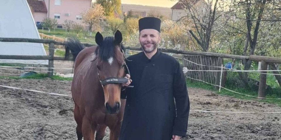 Sveštenik Jovanović ima tri poziva, a jednu misiju: Danju u mantiji i bolnici, vikendom među konjima