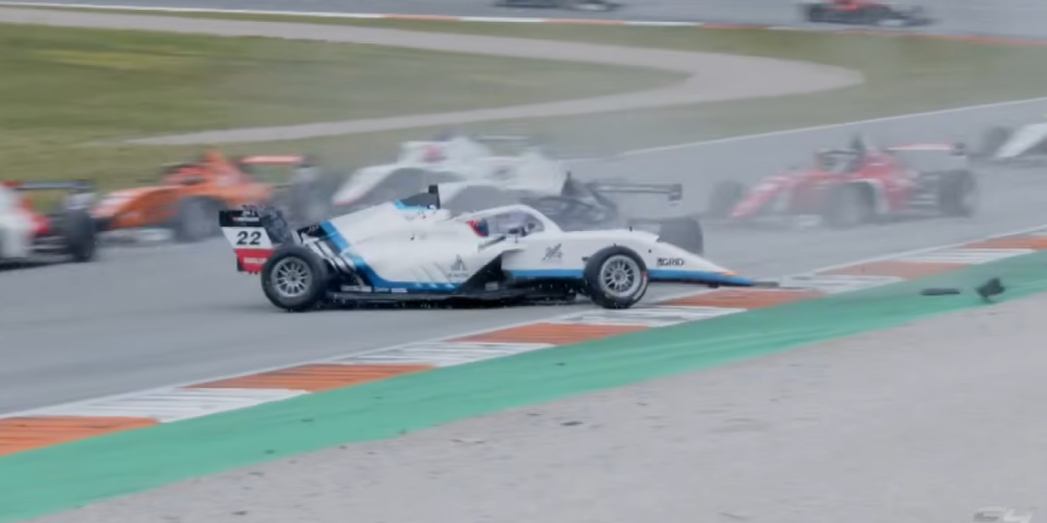 Au, drama u Valensiji! Srpski vozač u centru stravičnog sudara na startu Formule 4 (VIDEO)