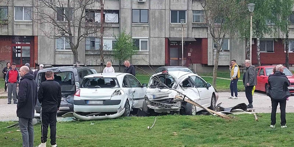 Dva oštećena automobila