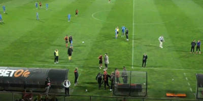 (VIDEO) Krvav navijač uleteo na teren usred utakmice: Hteo da se tuče sa obezbeđenjem, šokantne scene iz BiH