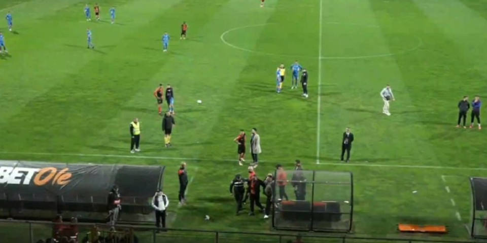 (VIDEO) Krvav navijač uleteo na teren usred utakmice: Hteo da se tuče sa obezbeđenjem, šokantne scene iz BiH