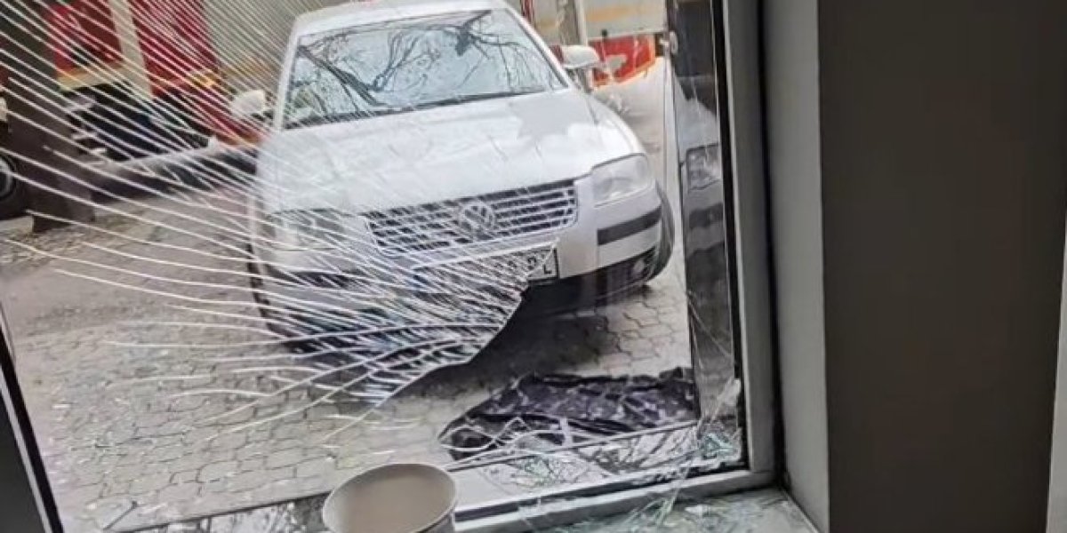 Polomljen izlog lokala