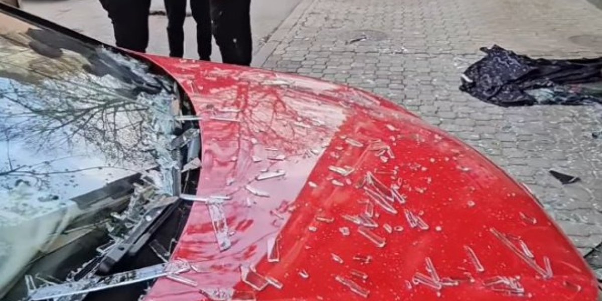 Staklo na automobilu