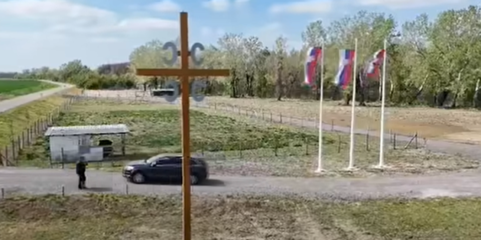 Impozantno! U parku prirode Mali Bostun postavljen krst visine 12 metara (VIDEO)