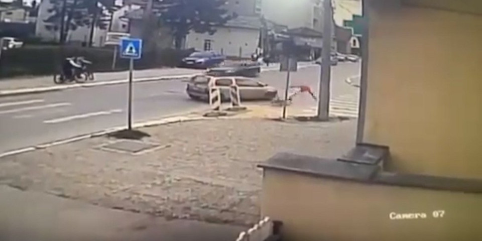 Snimak neverovatnog sudara u Valjevu: Biciklista se direktno zakucao u automobil (VIDEO)