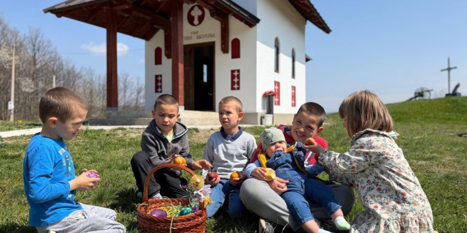 Najlepša slika dana: Ovako se uče običaji