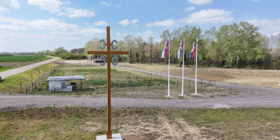 U parku prirode Mali Bosut u Batrovcima, postavljen je jarbol sa državnim zastavama i masivni krst.